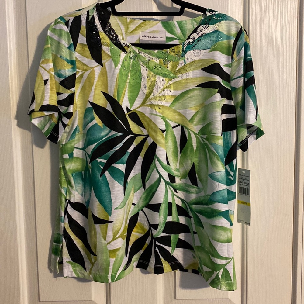Women’s petite medium casual tropical theme top